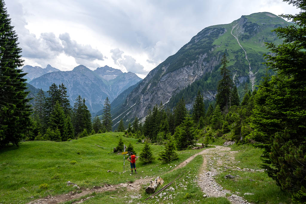 An einem Wanderschild beim Abstieg nach Holzgau
