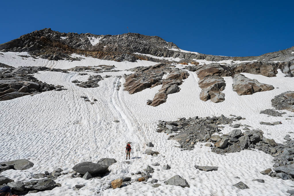 Ein Wanderer beim Abstieg vom Pitztaler Jöchl nach Sölden