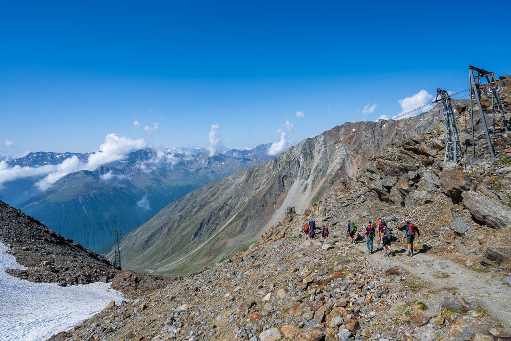 Eine geführte Wandergruppe beim Abstieg von der Similaunhütte nach Vernagt