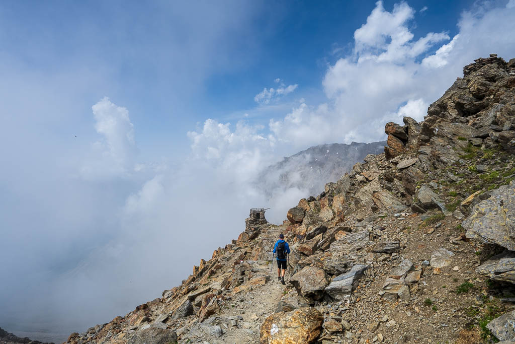 Ein Wanderer beim Abstieg nach Vernagt über den Wolken
