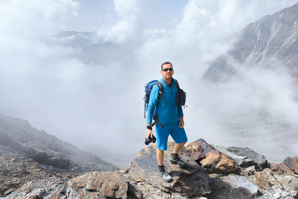 Fotograf bei der Alpenüberquerung auf der letzten Etappe vom E5