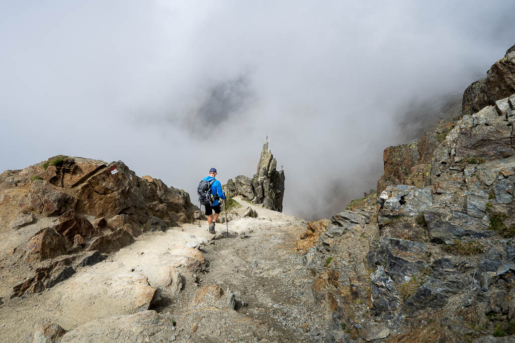 Ein Wanderer beim Abstieg nach Vernagt über den Wolken