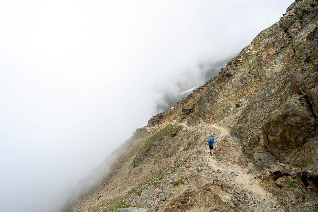 Ein Wanderer beim Abstieg nach Vernagt über den Wolken
