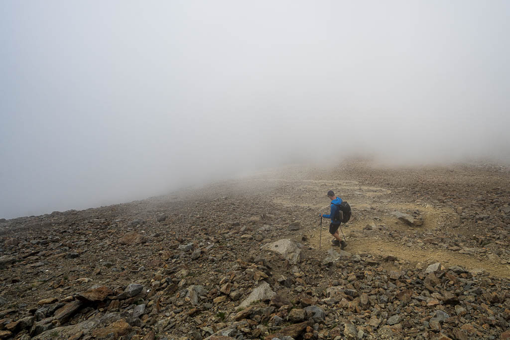 Ein Wanderer beim Abstieg nach Vernagt bei Nebel