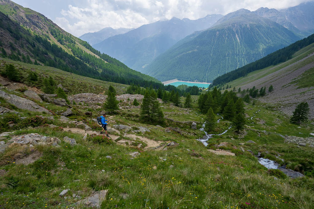Wanderer auf dem Abstieg nach Vernagt kurz vorm Stausee