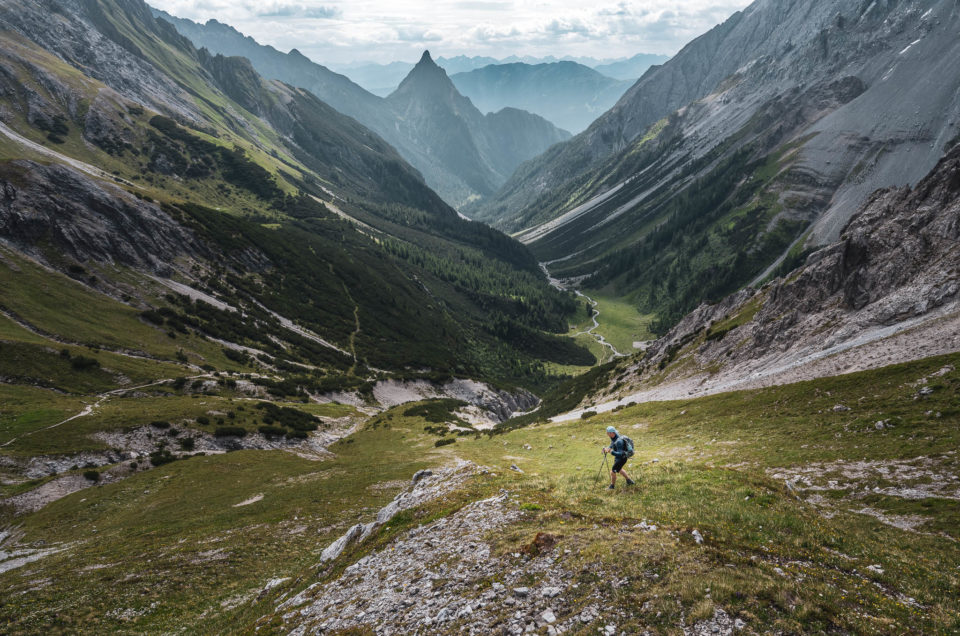 Wanderer beim steilen Abstieg von der Seescharte nach Zams
