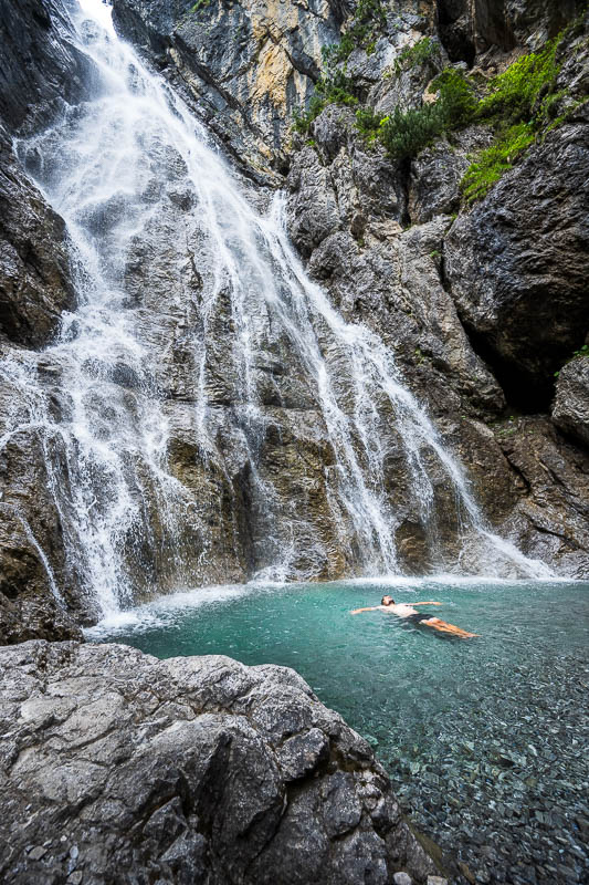 Abkühlung im Rossgumpen Wasserfall auf der ersten Etappe der Alpenüberquerung auf dem E5