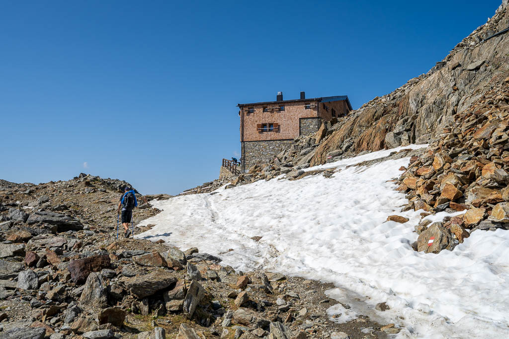 Ein Wanderer kehrt auf der Similaunhütte ein