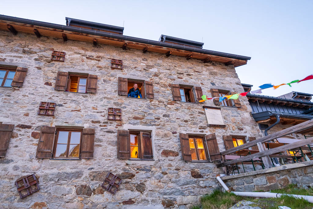 Wanderer am Fenster der Braunschweiger Hütte