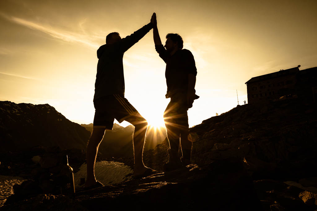 Zwei Wanderer als Silhouette an der Braunschweiger Hütte