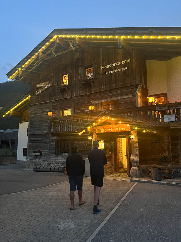 Am Abend vor der Holz Alm in Holzgau