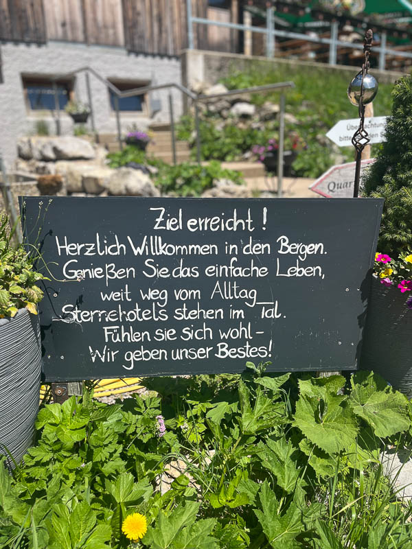 Schild Willkommen auf der Kemptner Hütte