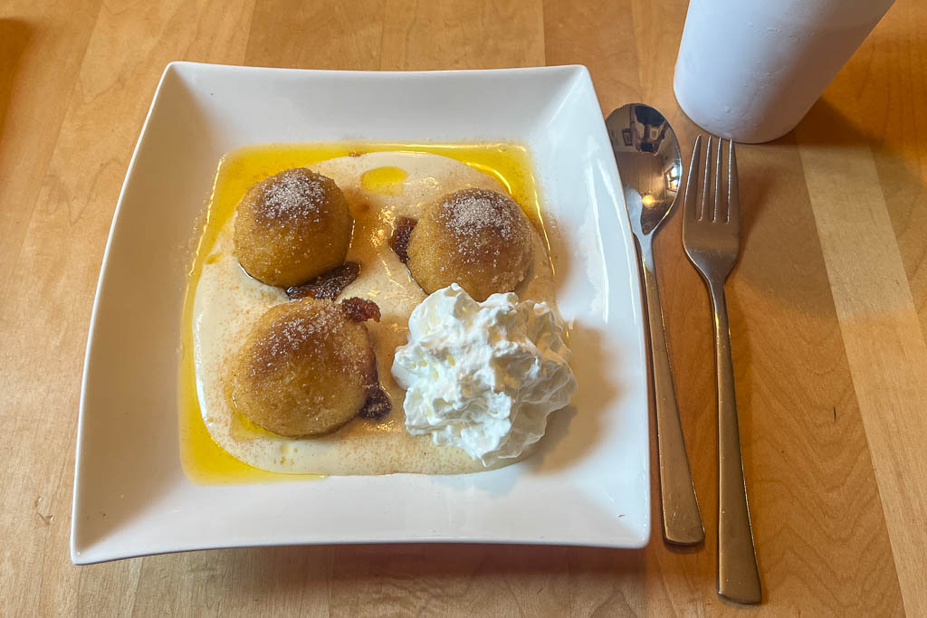 Zwetschgenknödel mit Vanillesoße auf der Kemptner Hütte