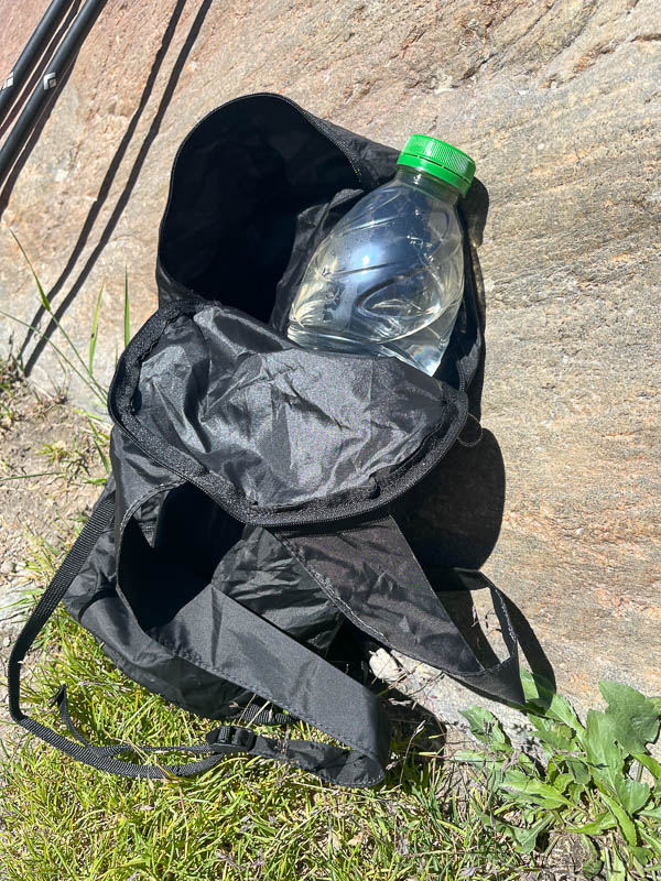 Zweitrucksack mit Wasserflasche