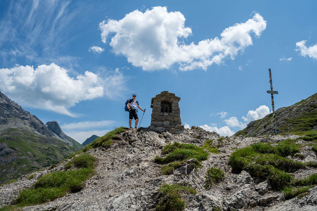 Wanderer am Mädelejoch. Grenzschild leider weg