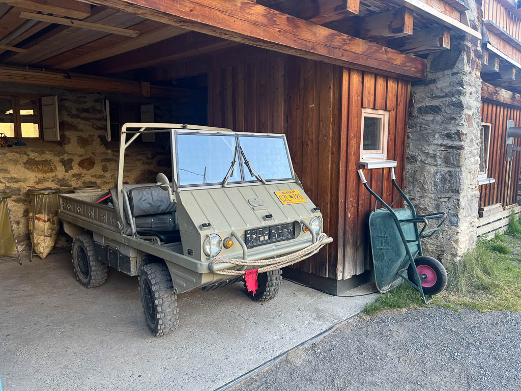 Ein altes Armee-Fahrzeug vor der Martin-Busch-Hütte