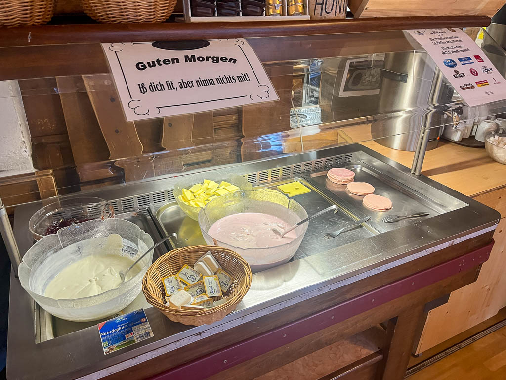 Frühstücksbuffet auf der Martin-Busch-Hütte