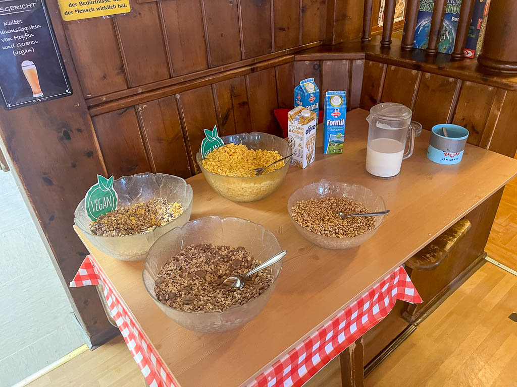 Frühstücksbuffet auf der Martin-Busch-Hütte