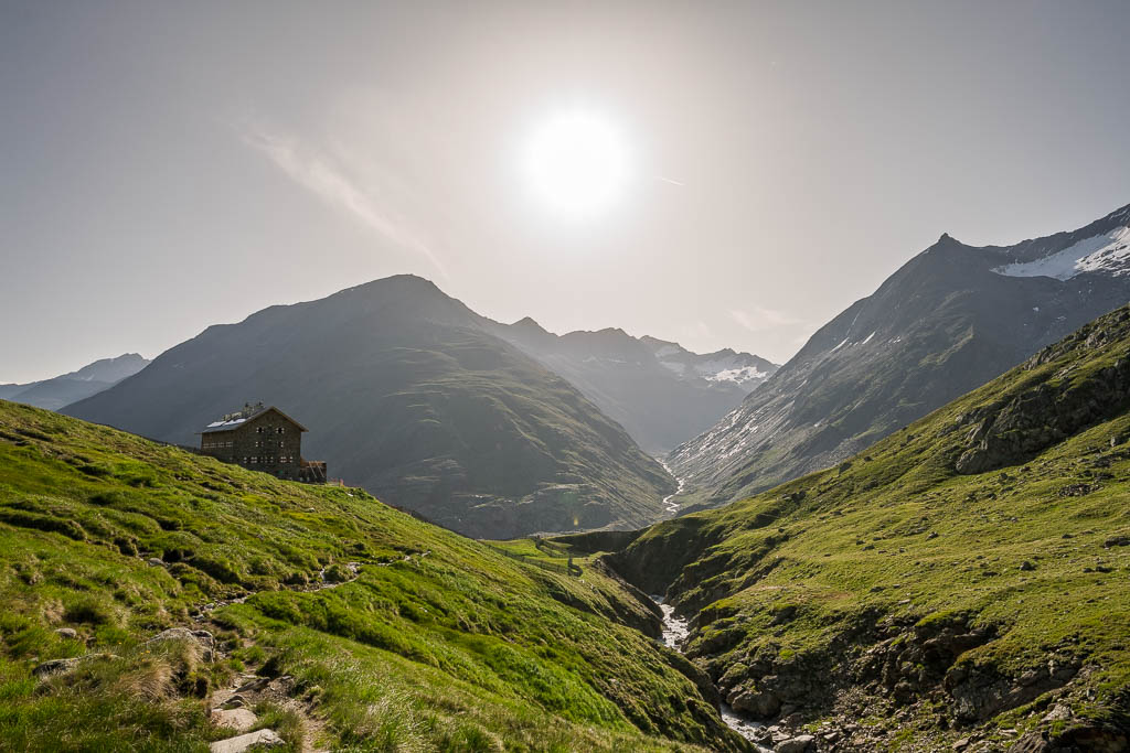 Martin-Busch-Hütte zum Sonnenaufgang