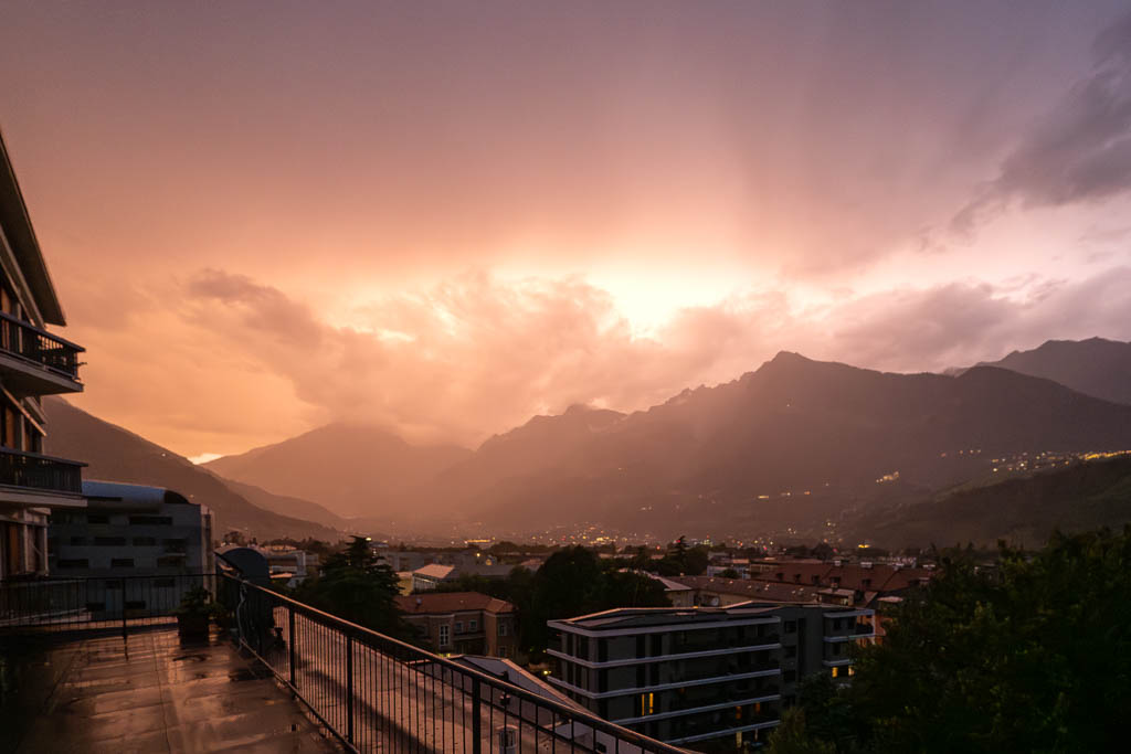 Gewitter mit dramatischen Wolken über Meran am Abend