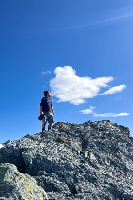 Wanderer Matti auf dem Pitztaler Jöchl mit Wolken