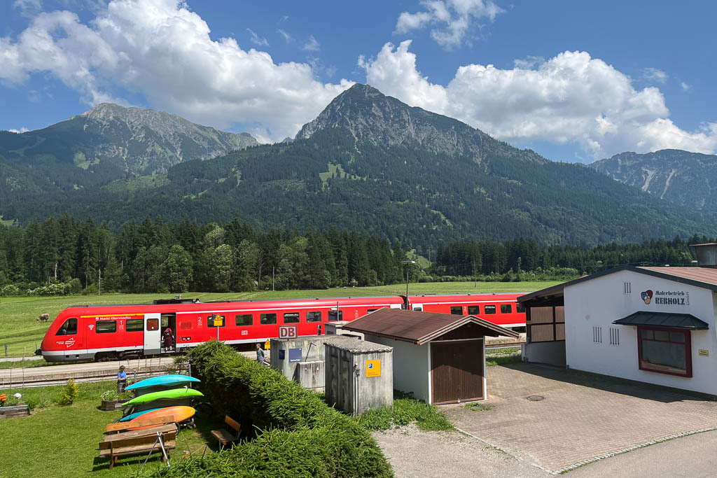 Der Regionalzug nach Oberstdorf auf dem letzten Halt in Langenwang am Bahngleis