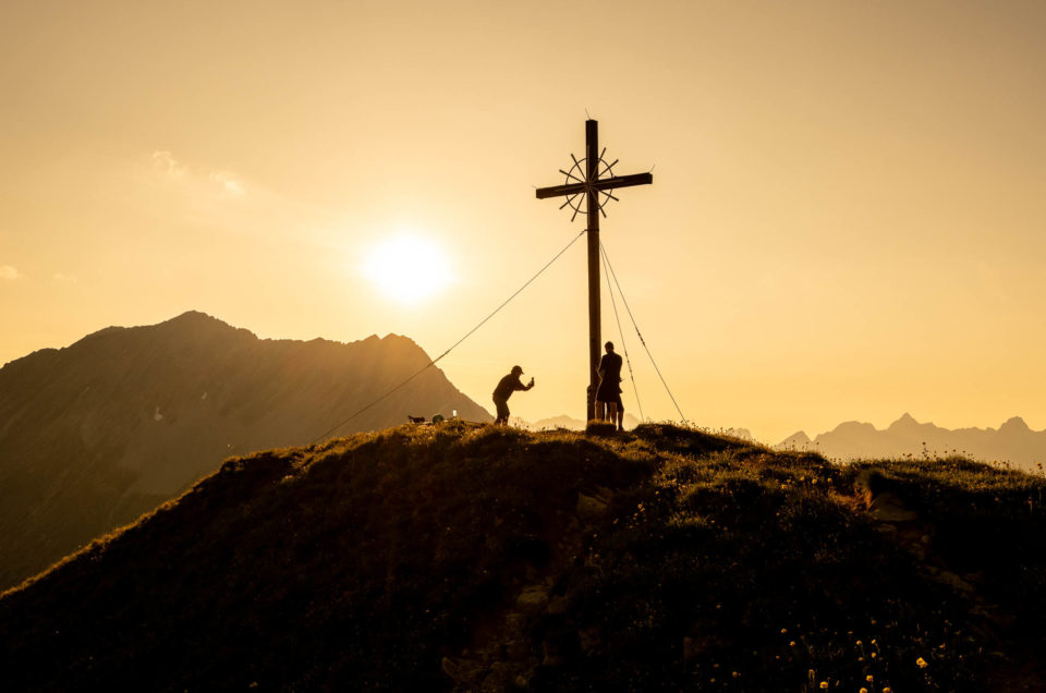 Seekogel mit Gipfelkreuz zum Sonnenuntergang