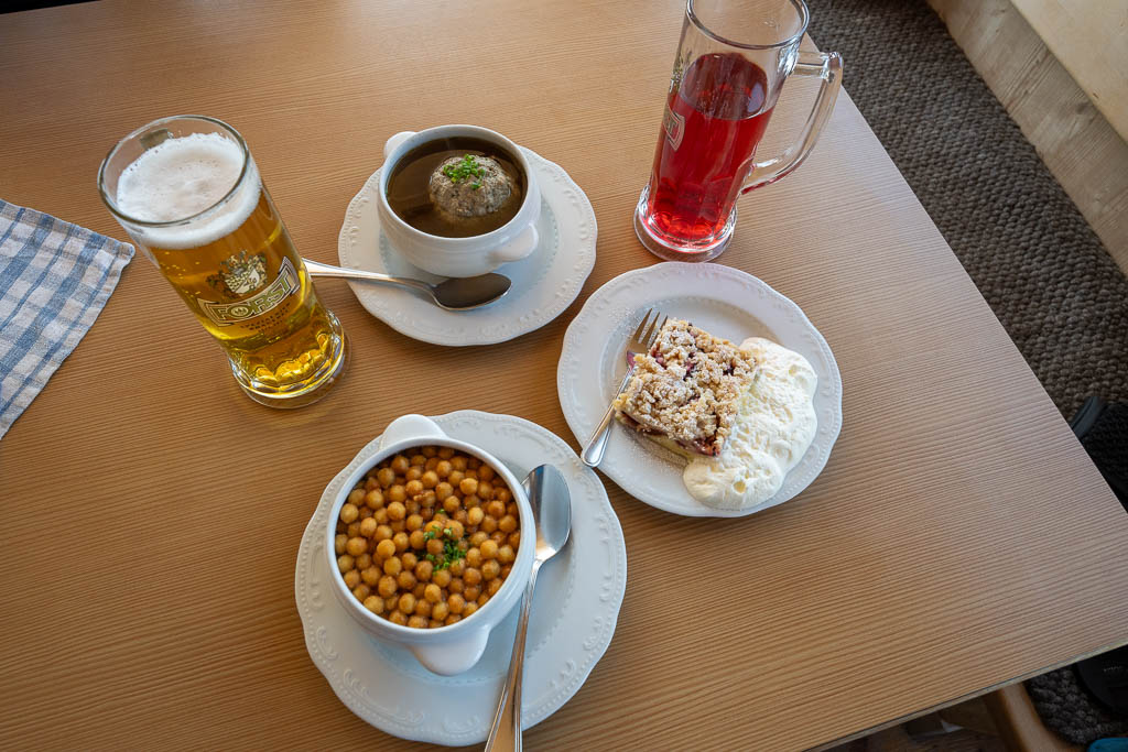 Backerbsensuppe, Bier und Skiwasser auf der Similaunhütte