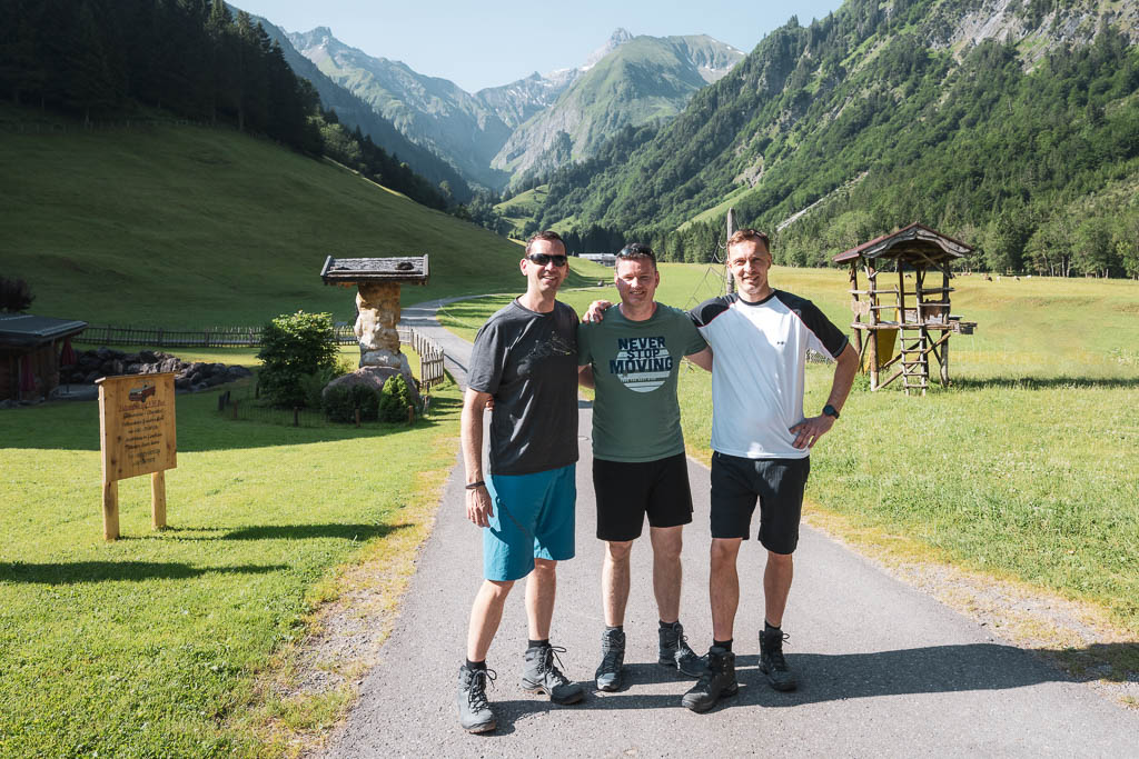 Drei Wanderer in Spielmannsau beim Start der Alpenüberquerung auf dem E5