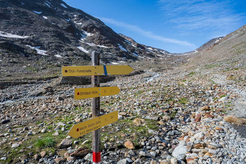 Wegweiser zur Ötzi-Fundstelle, Similaunhütte und Martin-Busch-Hütte