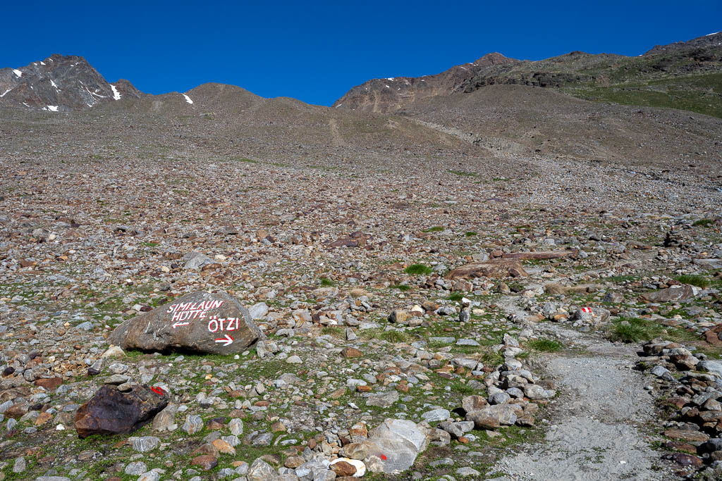 Wegweiser aus Stein zur Ötzi-Fundstelle und Similaunhütte