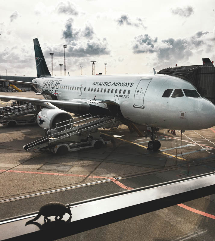 Flugzeug von Atlantic Airways am Flughafen in Kopenhagen zur Abfertigung für den Weiterflug auf die Färöer Inseln