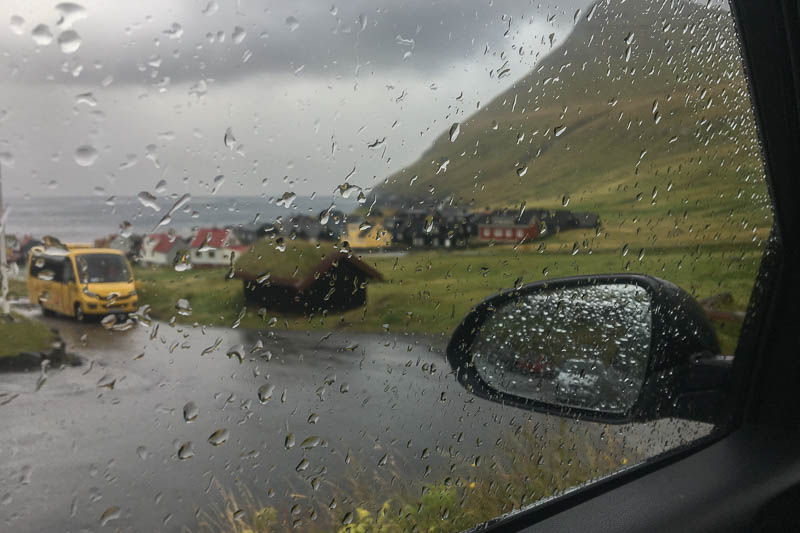 Färöer Inseln - Blick aus dem Auto bei Regenwetter