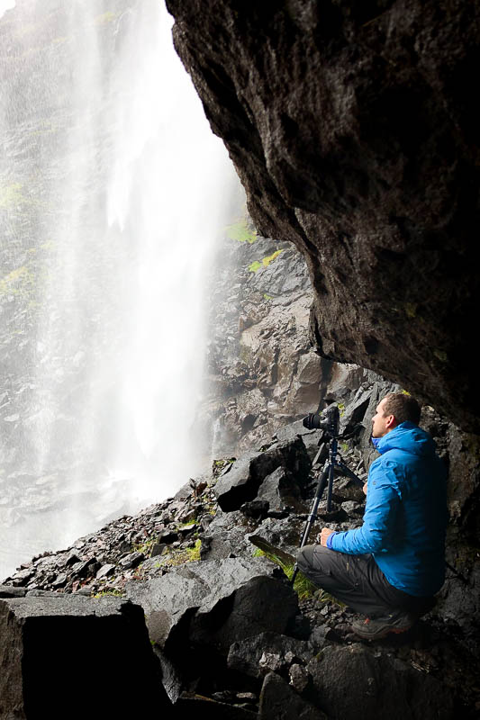 Fotograf hinter dem Fossa Wasserfall auf den Färöer Inseln