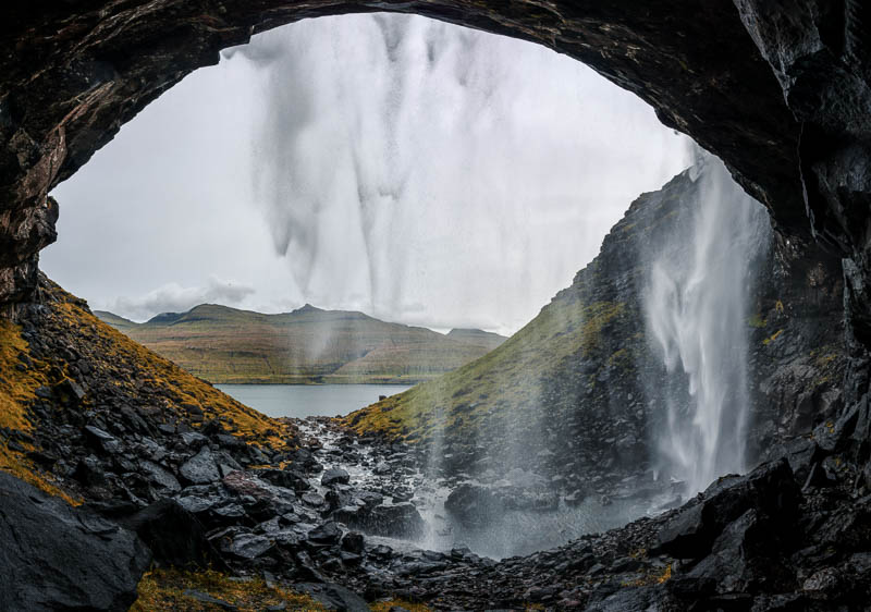Hinter dem Fossa Wasserfall auf den Färöer Inseln
