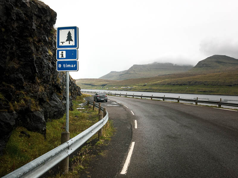 Parkplatz am Fossa Wasserfall auf den Färöer Inseln