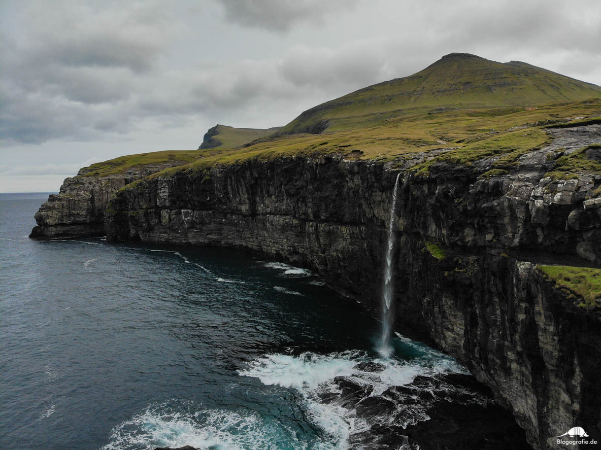 Der Wasserfall in Eidi auf den Färöer-Inseln mit der Drohne