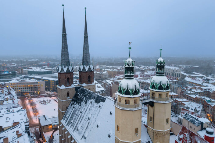 Über den Dächern der Stadt – Halle (Saale) im Schnee
