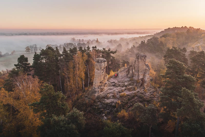 Sonnenaufgang mit Nebel an den Fünffingerfelsen in den Klusbergen bei Halberstadt im Harz