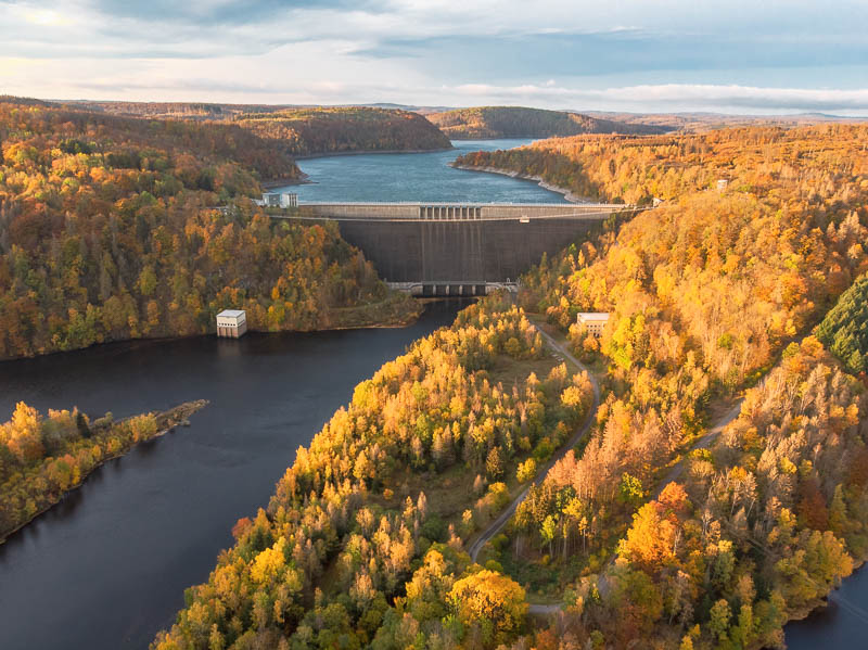 Rappbodetalsperre im Herbst als Luftaufnahme