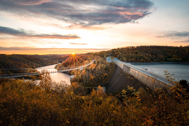 Rappbodetalsperre mit Hängebrücke zum Sonnenaufgang