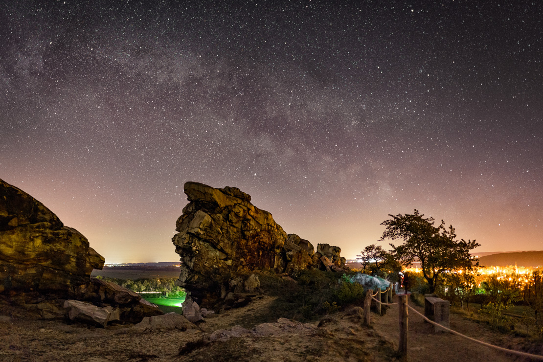 Teufelsmauer Weddersleben im Harz bei Nacht mit Milchstraße