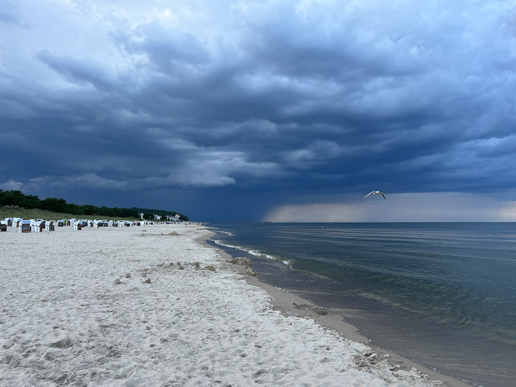 Heftige Regenwolken am Strand von Heringsdorf