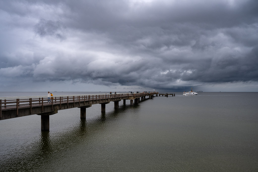 Regenwolken über der Seebrücke von Bansin
