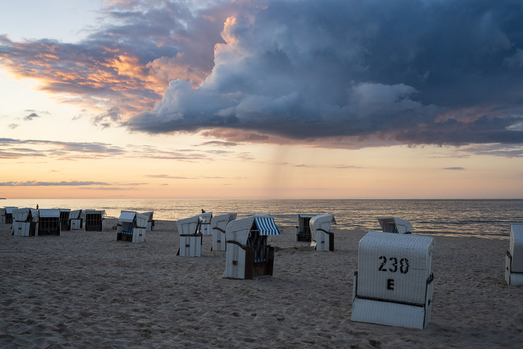 Strandkörbe mit dramatischen Wolken zum Sonnenuntergang in Heringsdorf
