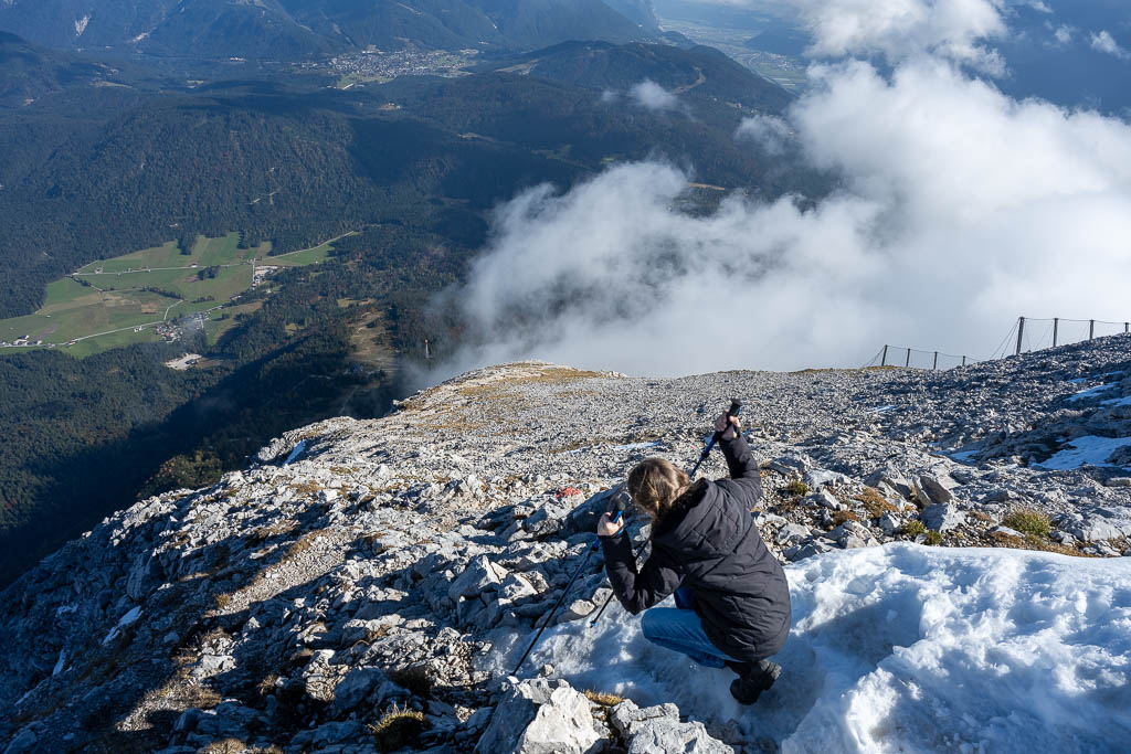 Steiler Abstieg mit Kind von der Hohen Munde