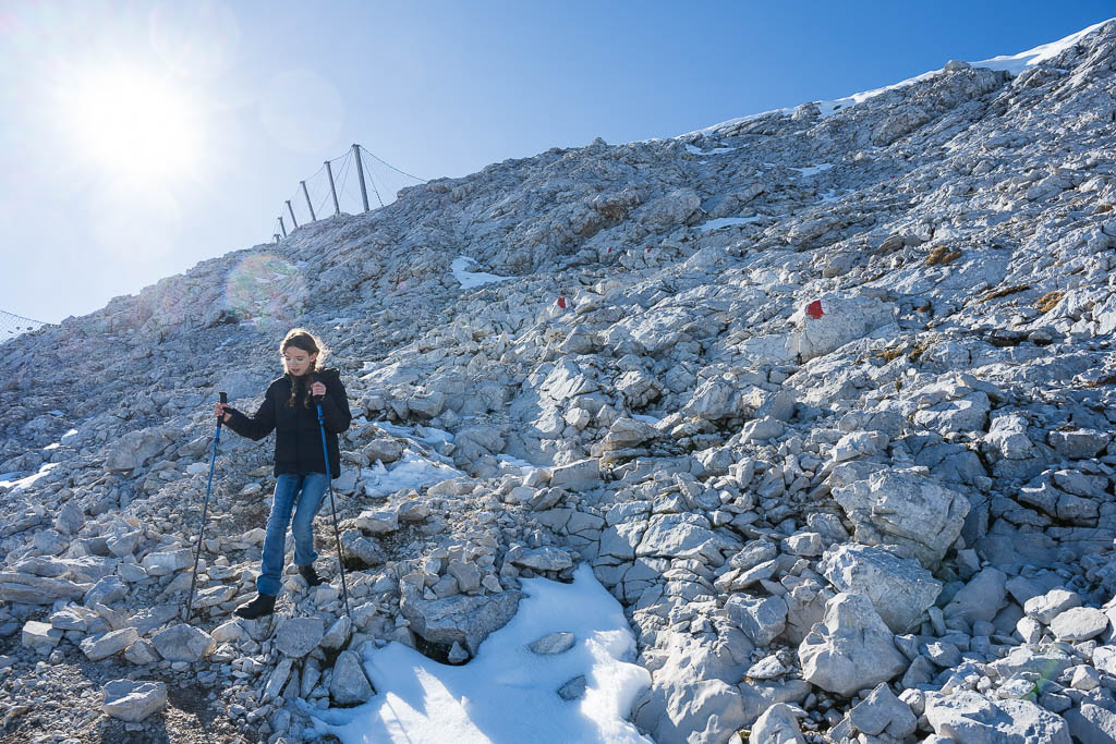 Abstieg eines Kindes von der Hohen Munde mit Wanderstöcken