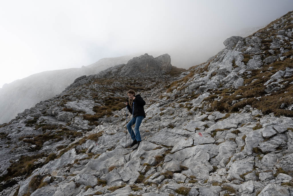 Abstieg eines Kindes von der Hohen Munde mit Wanderstöcken