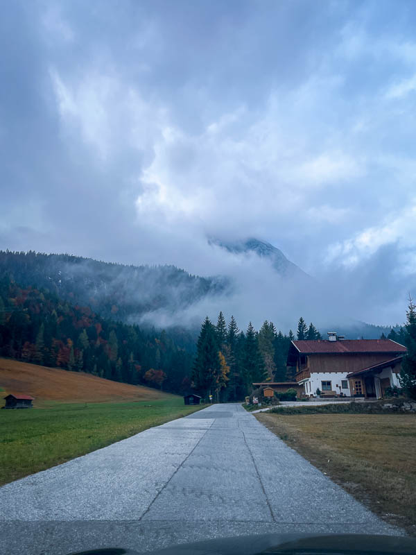 Weg zum Parkplatz Mundlstade in Moos