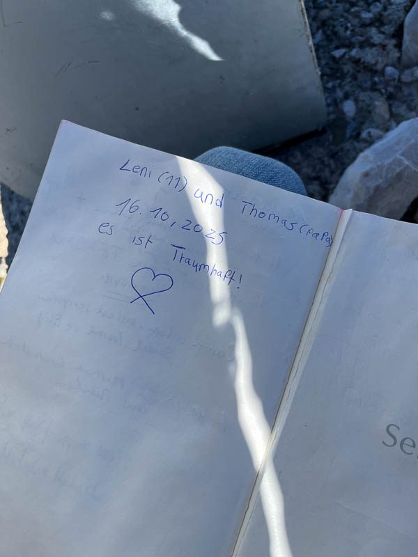 Eintrag ins Gipfelbuch der Hohen Munde